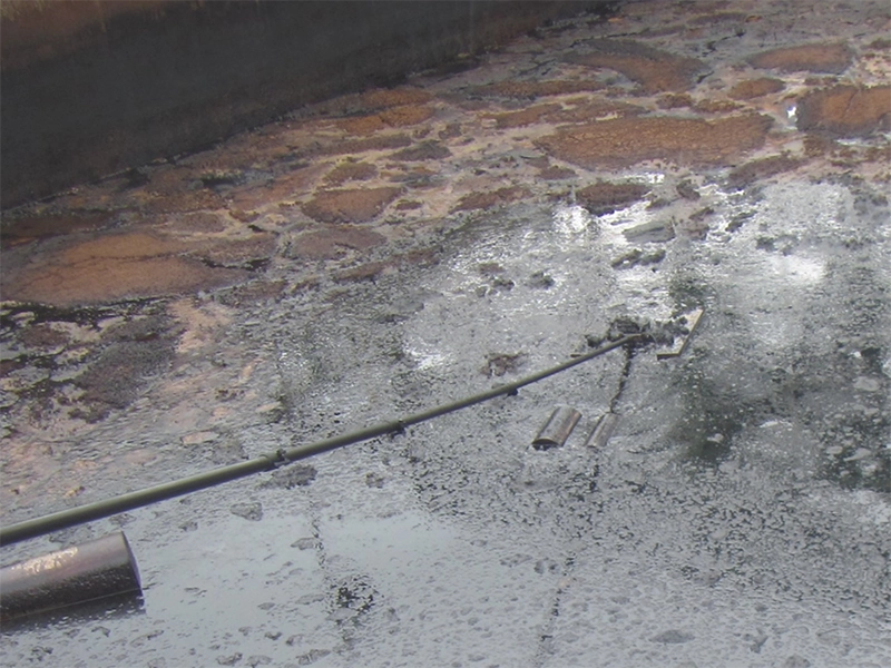 Crust lance in oily tank