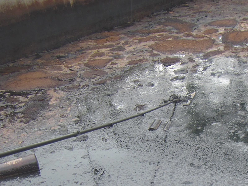 Crust lance in oily tank