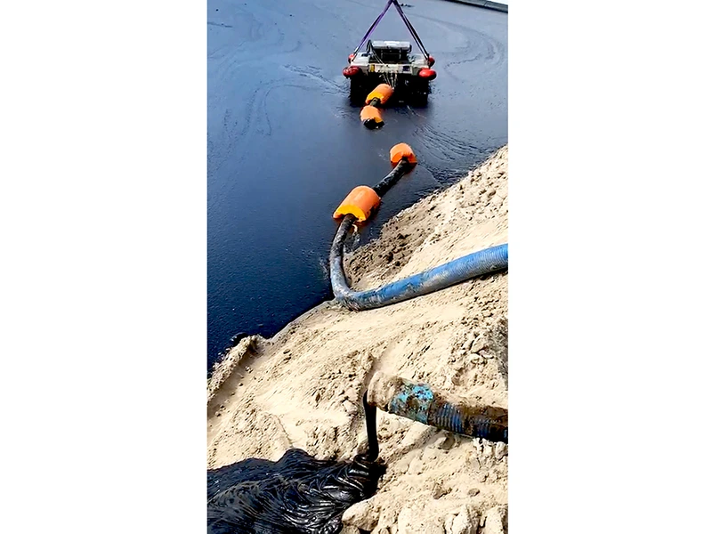 Skimmer working in thick pit oil